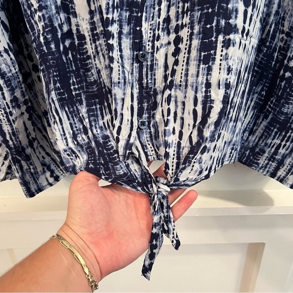Women’s Torrid blue tie dye tie front short sleeve blouse size 6X - Picture 4 of 5